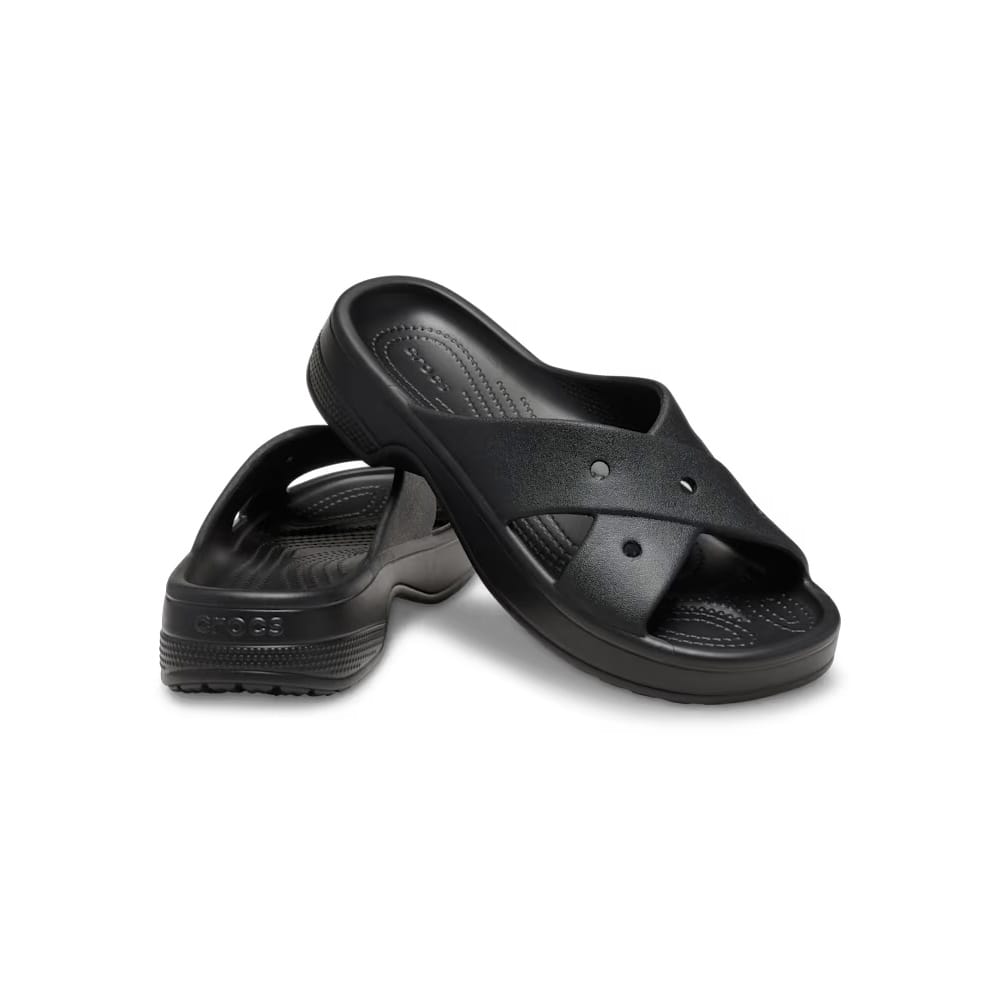 kaksi mustaa Crocs Classic Cross Strap sandaalia (naiset)