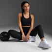 malli käyttää 2XU Form Stash Hi-Rise Compression Tights treenileggingseja (naiset)