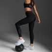 malli käyttää 2XU Form Stash Hi-Rise Compression Tights treenileggingseja (naiset)