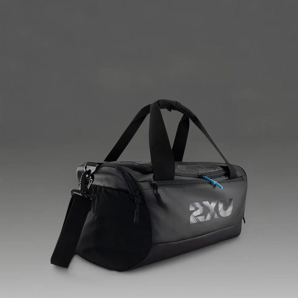2XU Gym Bag treenilaukku (unisex) vinosti edestä