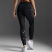 malli esittelee 2XU Ignition Shield Compression Tights juoksutightsit (naiset) takaa