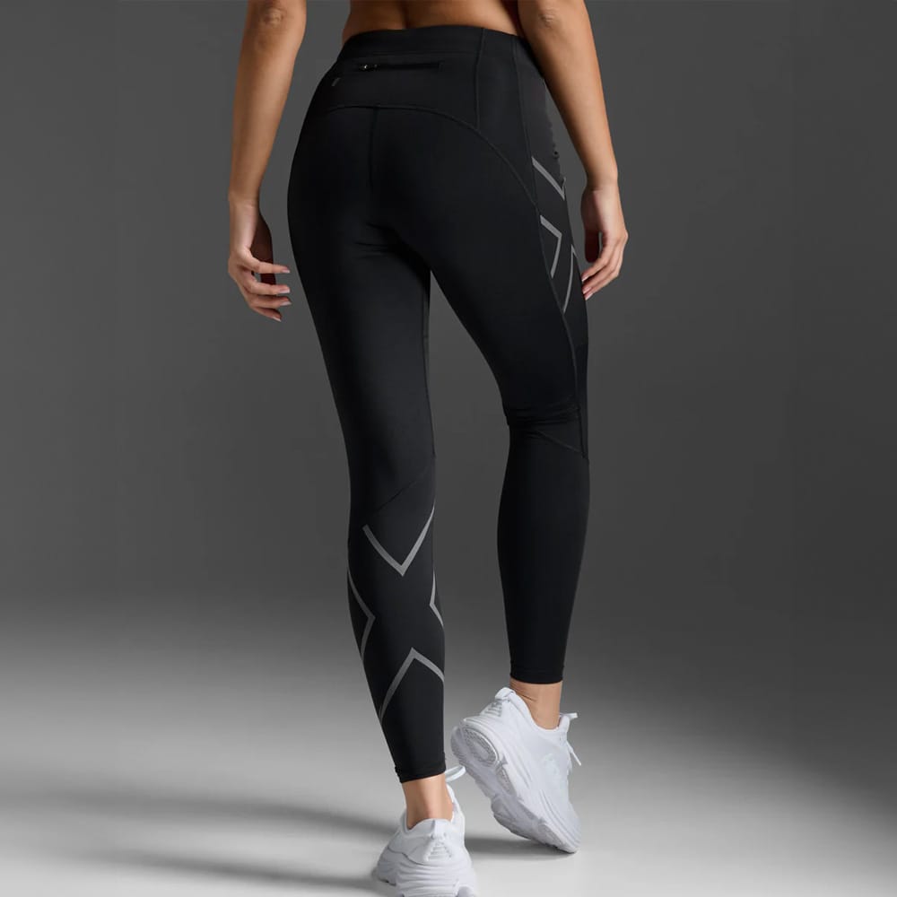malli esittelee 2XU Ignition Shield Compression Tights juoksutightsit (naiset) takaa