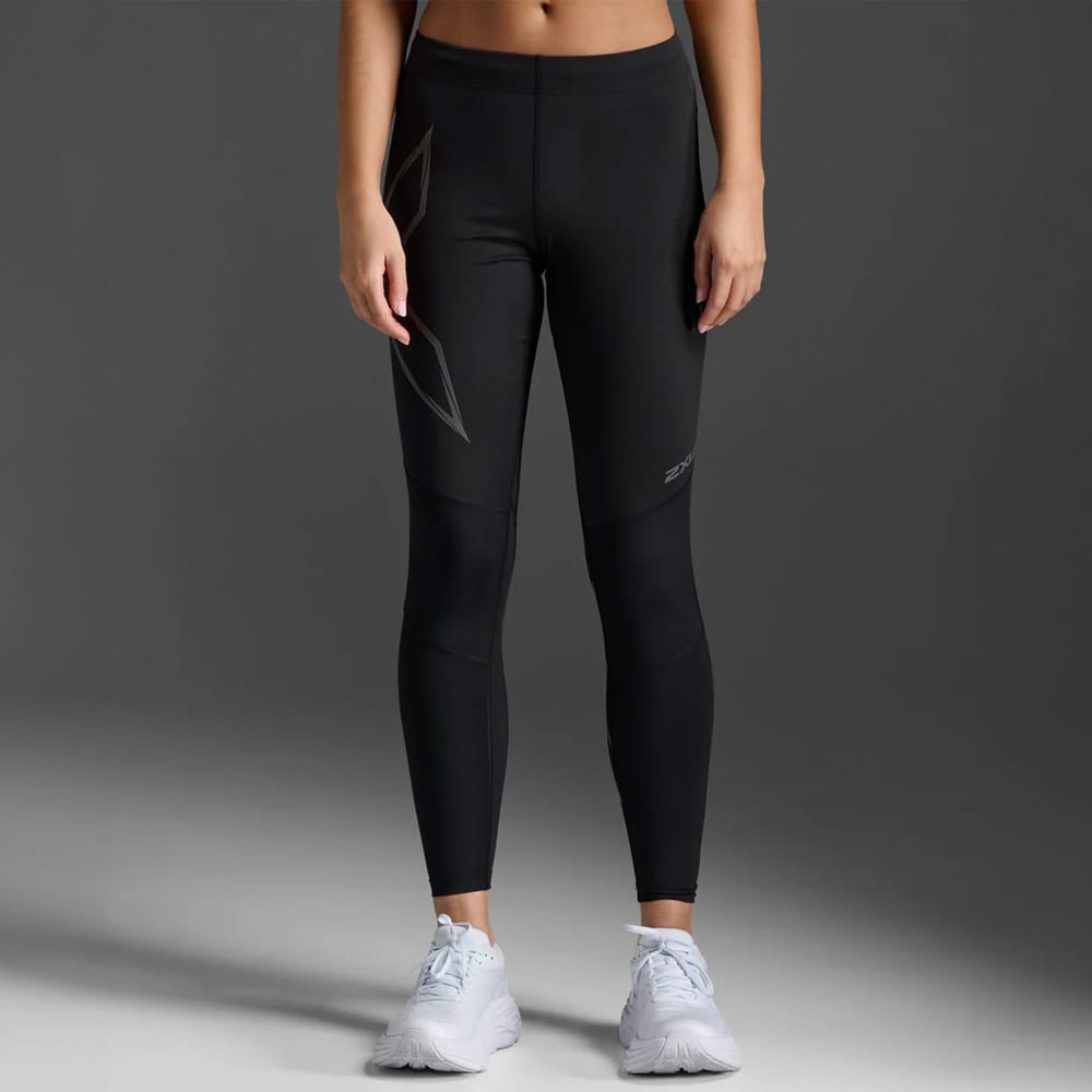 malli esittelee 2XU Ignition Shield Compression Tights juoksutightsit (naiset) edestä