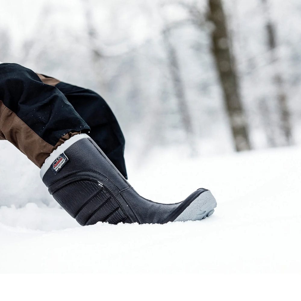 Powerboots Original High – Korkea talvisaapas lumessa.