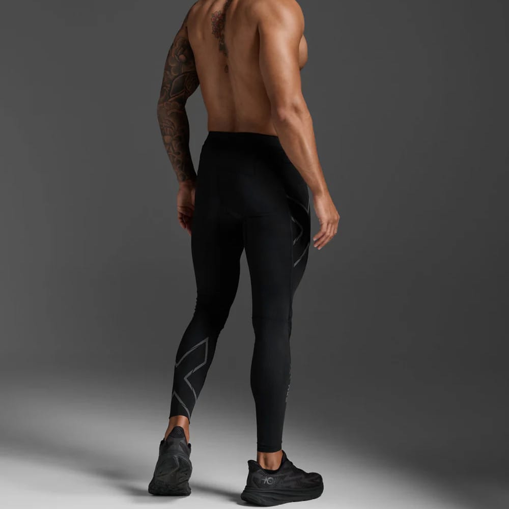 2XU Light Speed Compression Tights treenilegginssit (miehet) mallin päällä takaa kuvattuna