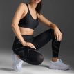 malli esittelee 2XU Light Speed Mid-Rise Compression Tights treenihousut (naiset)