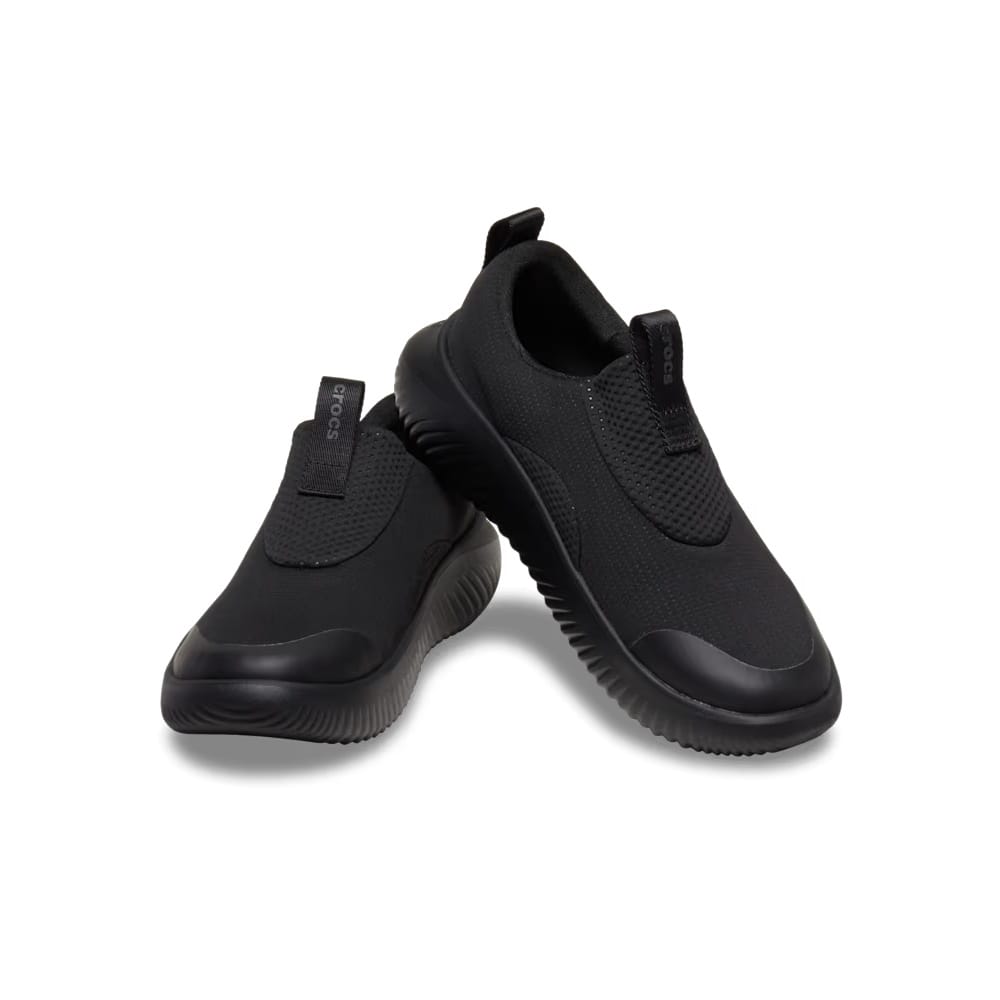 kaksi mustaa Crocs Mellow Ease tennarit (unisex)