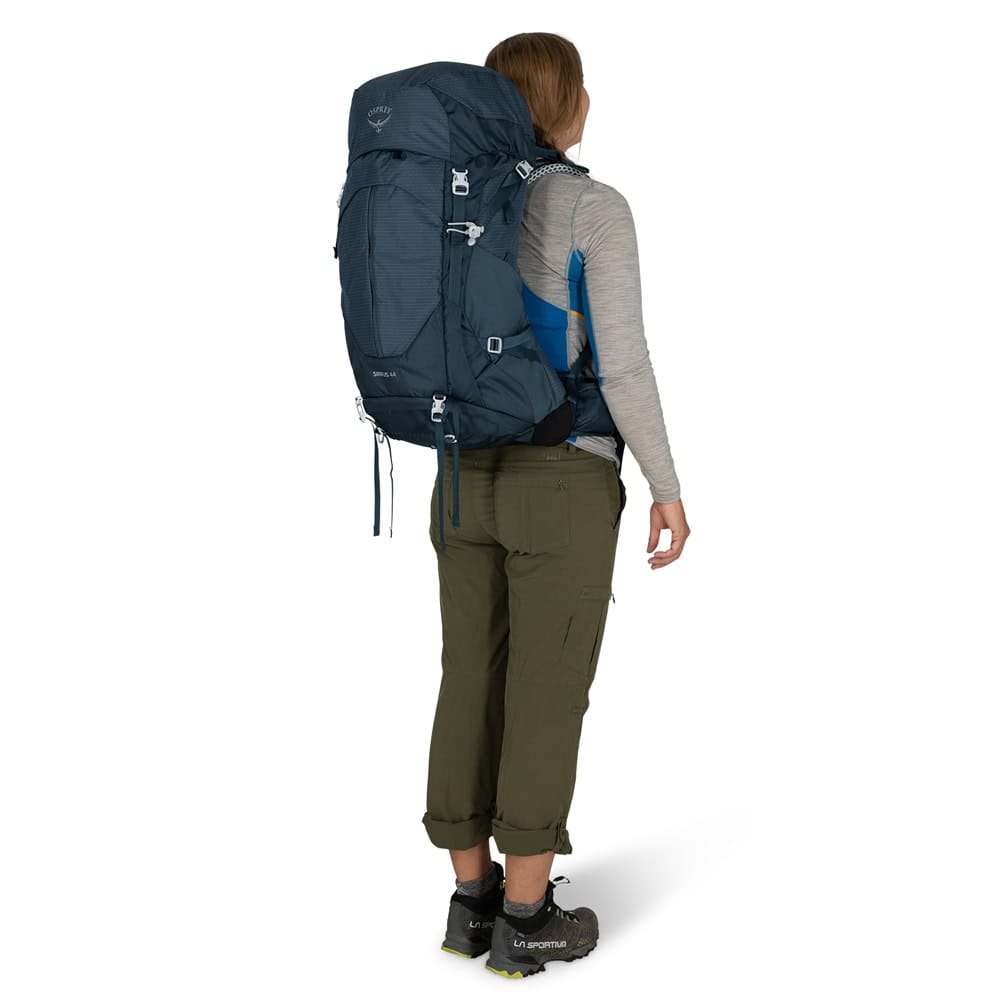 Osprey Sirrus 44L vaellusrinkka (naiset) mallilla – takaa
