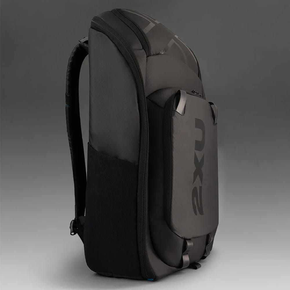 2XU Transition Backpack reppu (unisex) vinottain sivulta