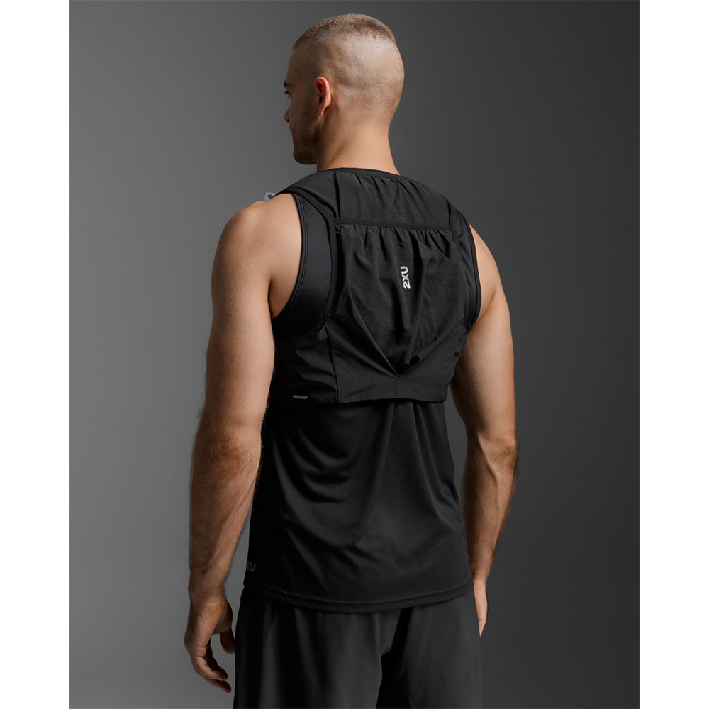 2XU Run Hydration Vest juoksuliivi (unisex) mustana