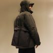 malli kantaa Tretorn Wings Shoulder Tote laukkua (unisex) olallaan