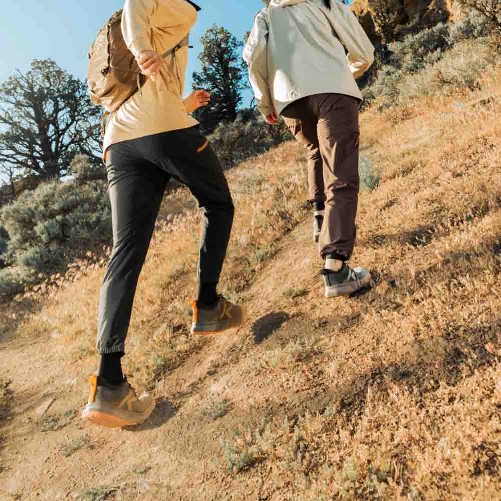 kaksi mallia, joilla kummallakin Keen 450 Dirt trekkingkengät (miehet)