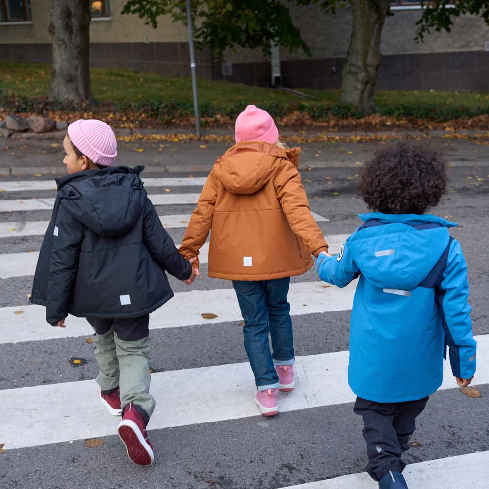 lapset juoksevat kadulla, yksi heistä kantaa Reima Hattara pipoa (lapset)