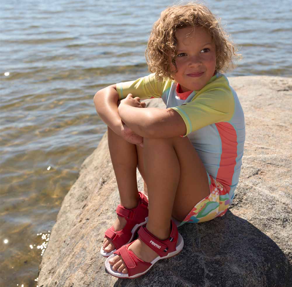 Reima Ratas mukavat sandaalit (lapset) mallilla kallioilla.