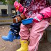 lapsi pitää yllään Reima Rain mittens Puro sadelapaset (lapset)