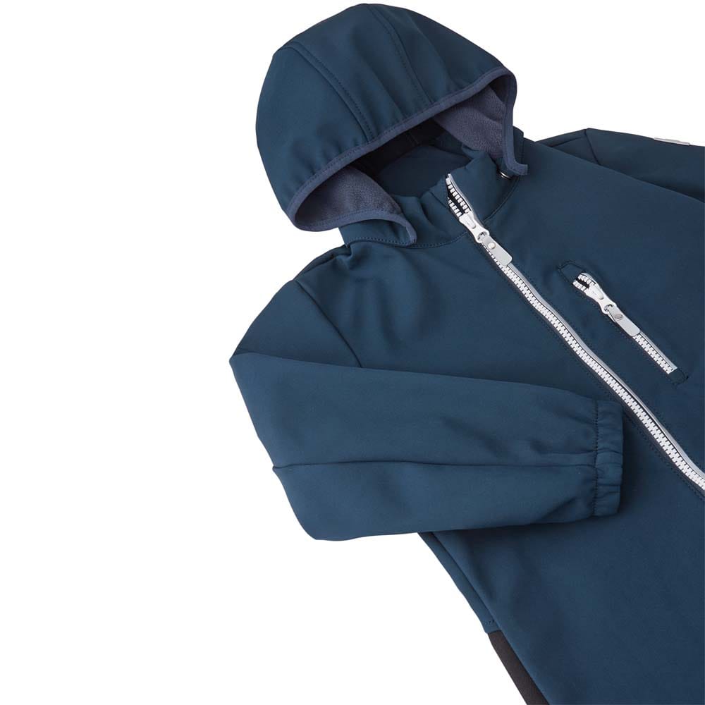 Reima Nurmes softshell haalari (lapset) levitettynä tasaiselle alustalle.
