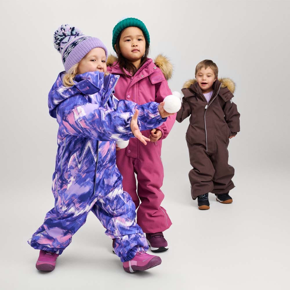 kolme lasta pukee kukin Reima Reimatec winter overall Trondheim talvihaalaria (lapset)