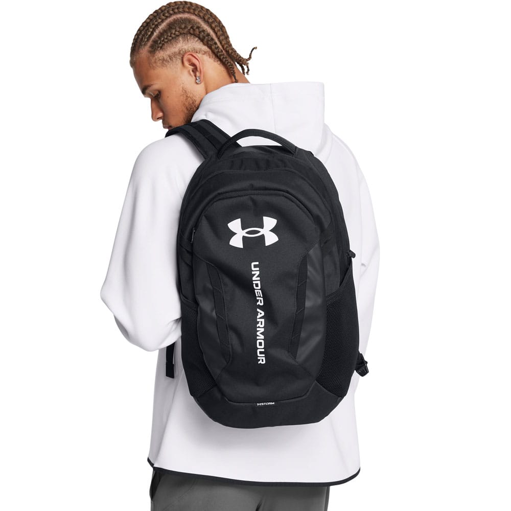 malli kantaa Under Armour Hustle 6.0 treenireppua tietokonetaskulla (unisex)