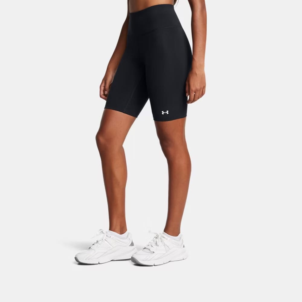 malli yllään Under Armour Motion Bike Short EMEA treenishortsit (naiset)