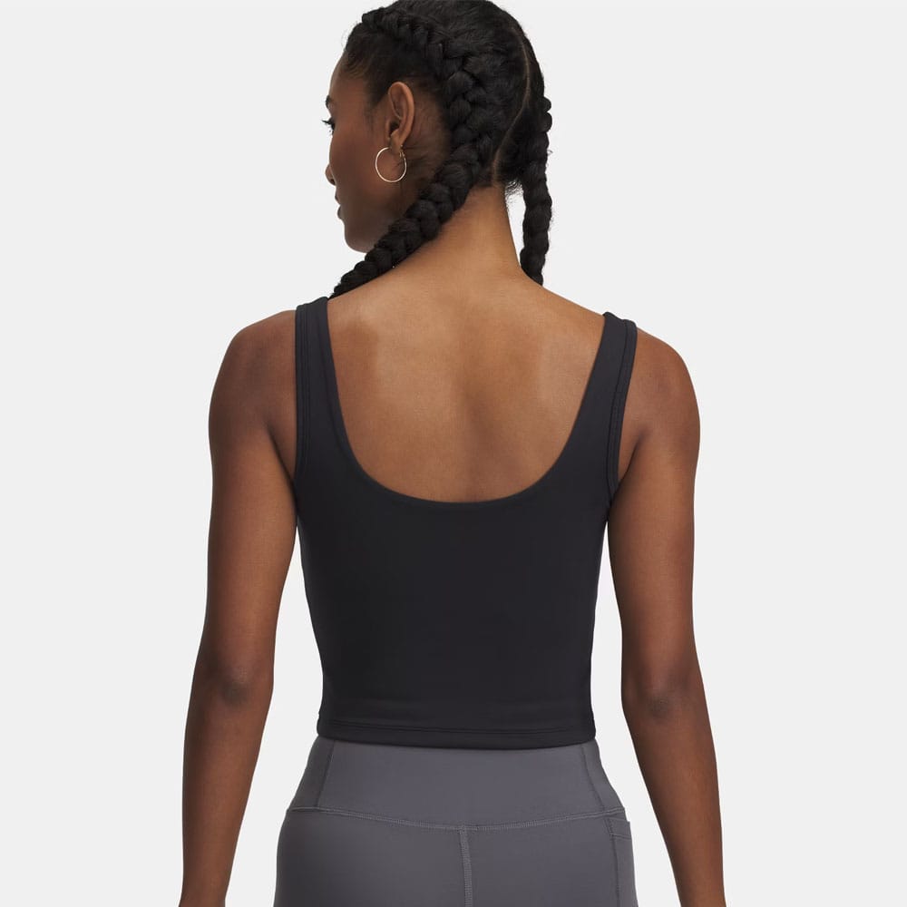 Under Armour Motion Tank EMEA treenitopin (naiset) takaosa mallin yllä