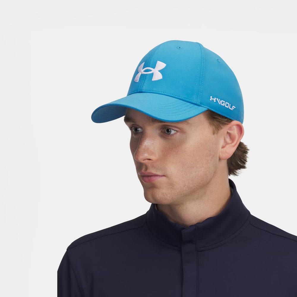 malli yllään sininen Under Armour UA Golf 96 Hat lippalakki (unisex)