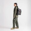 nainen kantaa Herschel City arkireppua 16 L (unisex)