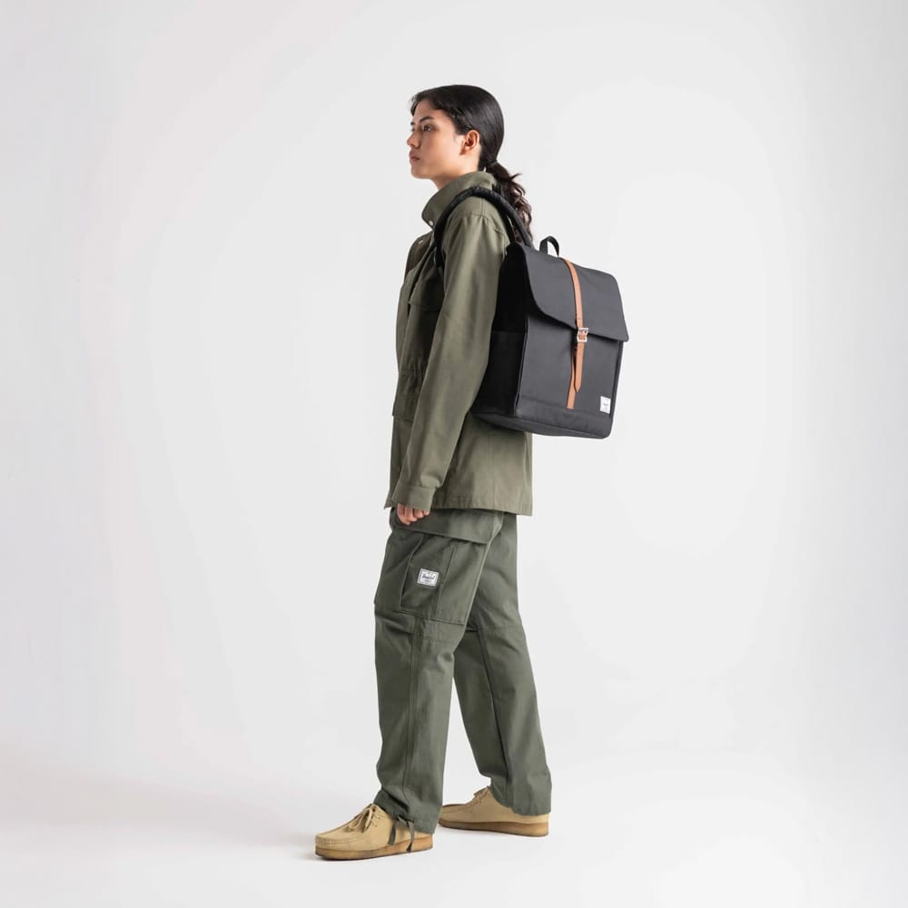 nainen kantaa Herschel City arkireppua 16 L (unisex)