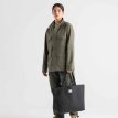 nainen käyttää Herschel Classic Tote 19 L laukkua (unisex)