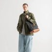 nainen kantaa Herschel Heritage Tote laukkua 24,5 L (unisex)