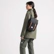 henkilö kantaa Herschel Retreat Mini reppu 10 L (unisex) -reppua