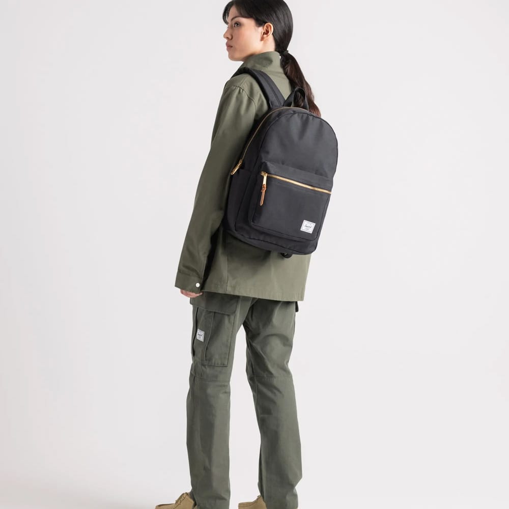 Herschel Settlement arkireppu 23 L (unisex) naisen selässä