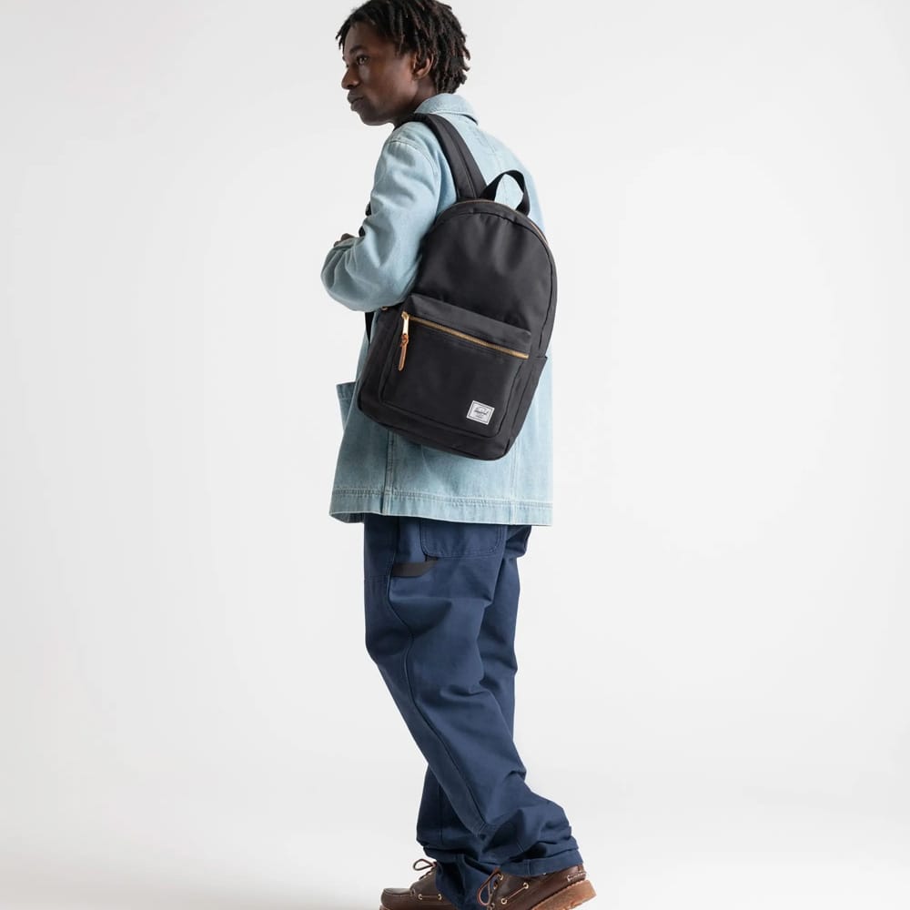 Herschel Settlement arkireppu 23 L (unisex) miehen selässä