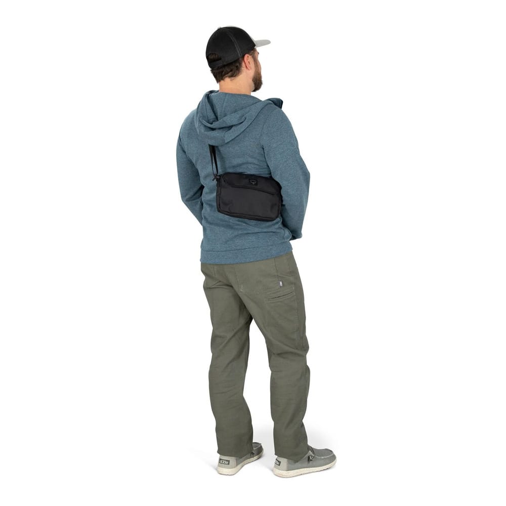 Osprey Aoede Crossbody Bag 1,5L (unisex) på en modell