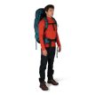 En modell bærer Osprey Atmos AG 65L lett tursekk (herr)