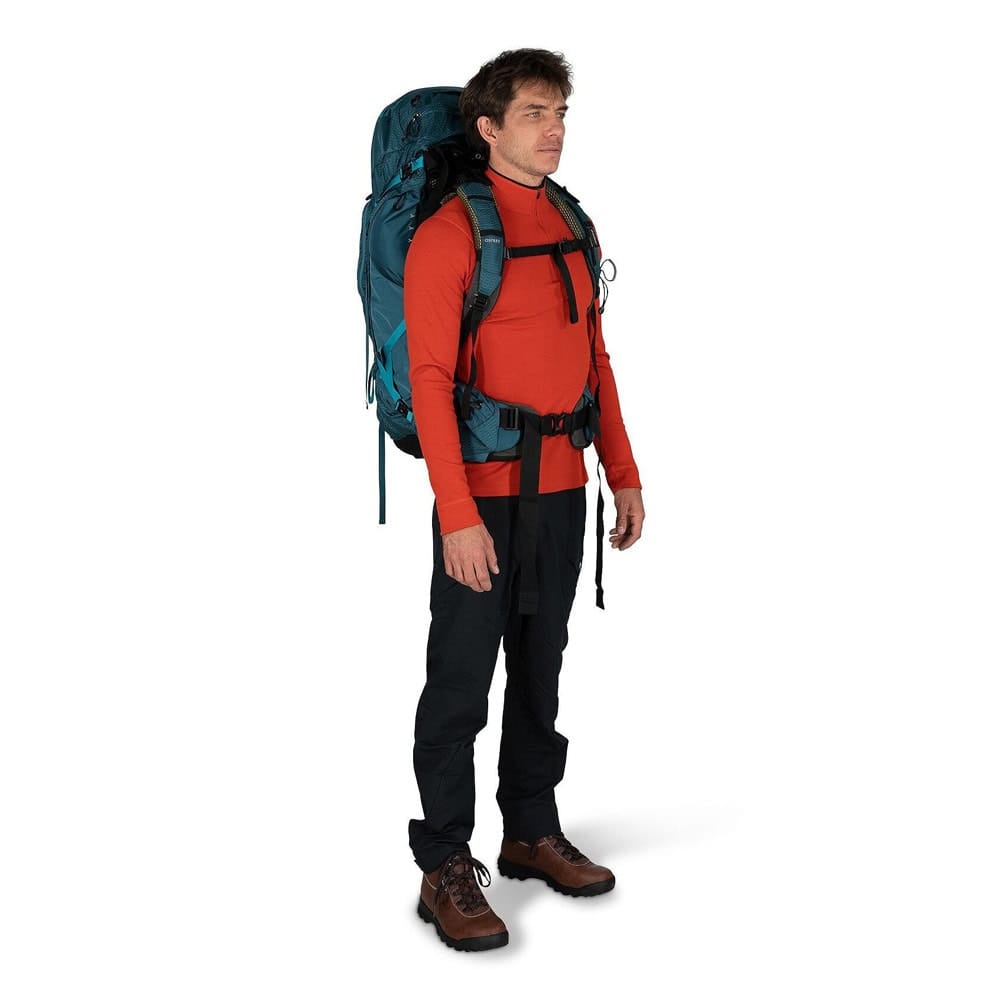 En modell bærer Osprey Atmos AG 65L lett tursekk (herr)
