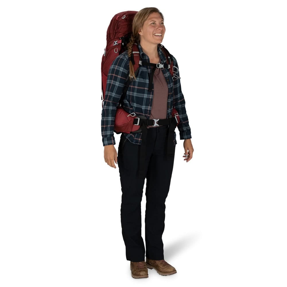 Lettvekts Osprey Aura AG 65L turryggsekk (dame) på en modell