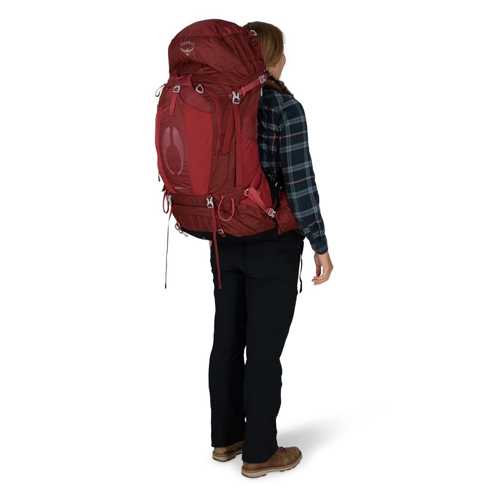 En modell bærer lettvekts Osprey Aura AG 65L turryggsekk (dame)