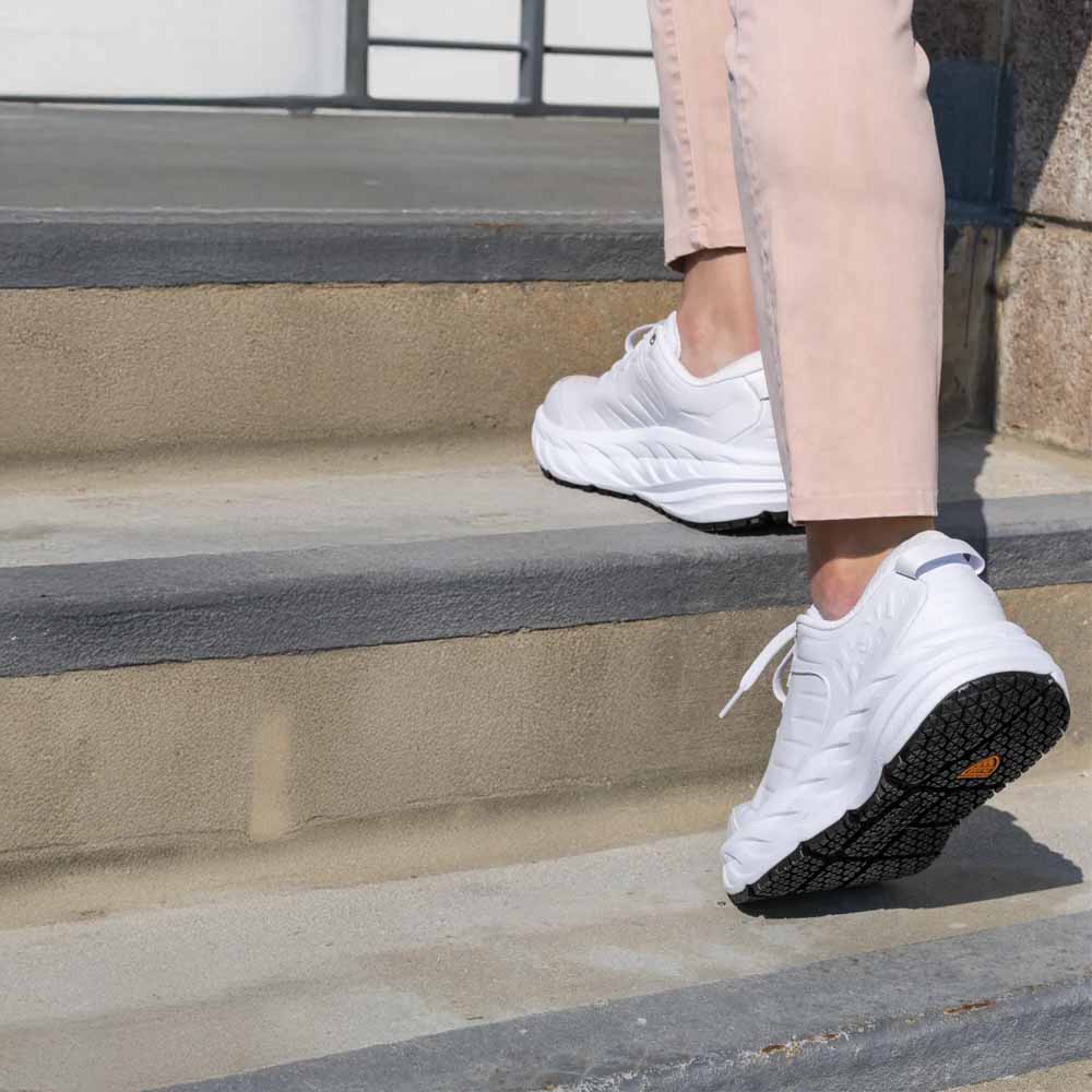 Hoka Bondi SR sneakers (dame) på en modell