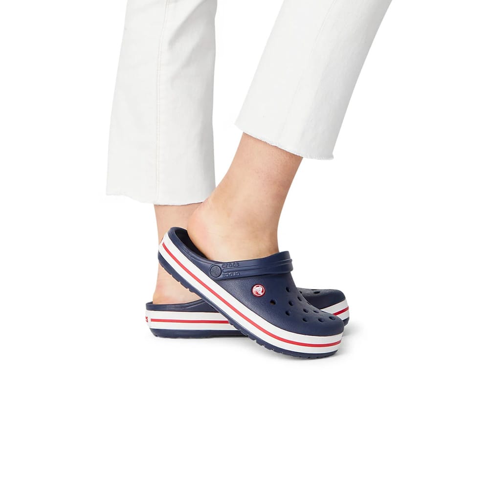Person som bærer komfortable tøfler fra Crocs Crocband Clog i fargen navy