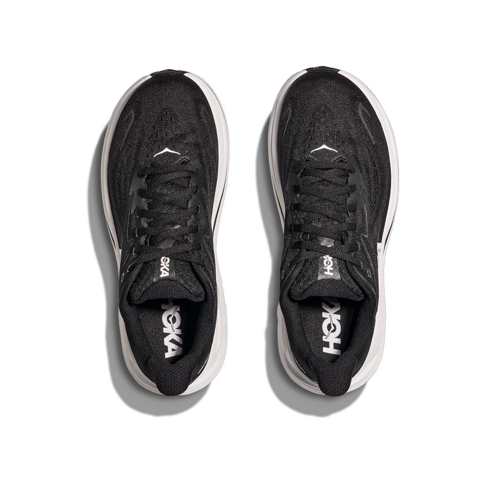 Et par svarte/hvite Hoka Clifton 10 Wide løpesko (dame)