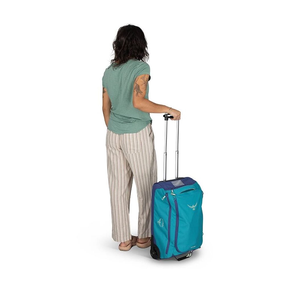 Osprey Daylite Carry-On Wheeled Duffel 40 L reisebag ved siden av et menneske