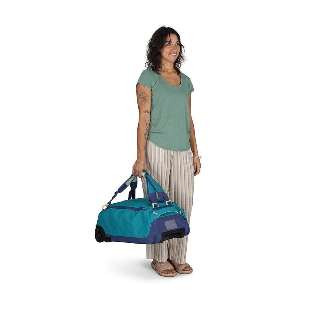 en modell holder Osprey Daylite Carry-On Wheeled Duffel 40 L reisebag