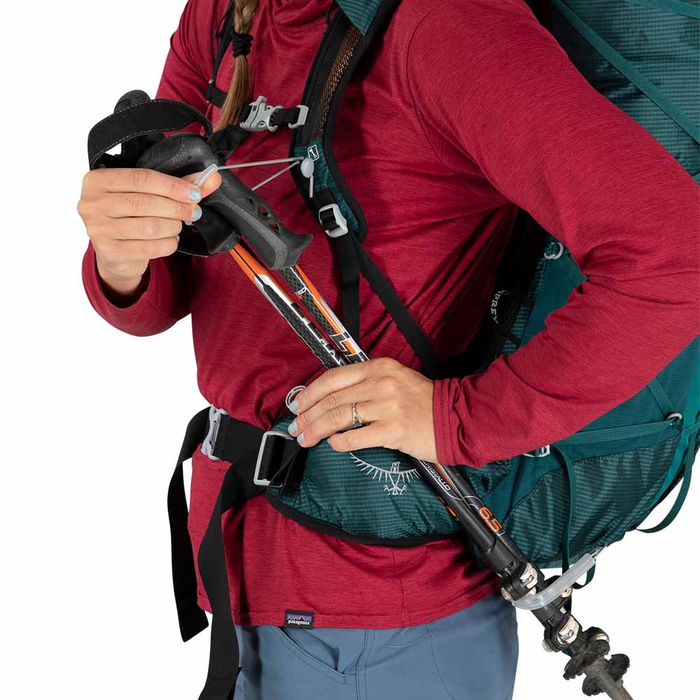 Holder til staver på Osprey Eja 48L tursekk (dame)