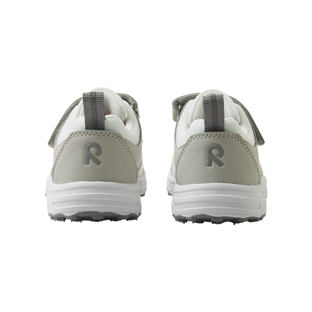 bakside hæl på et par Reima Ekena sneakers (barn)