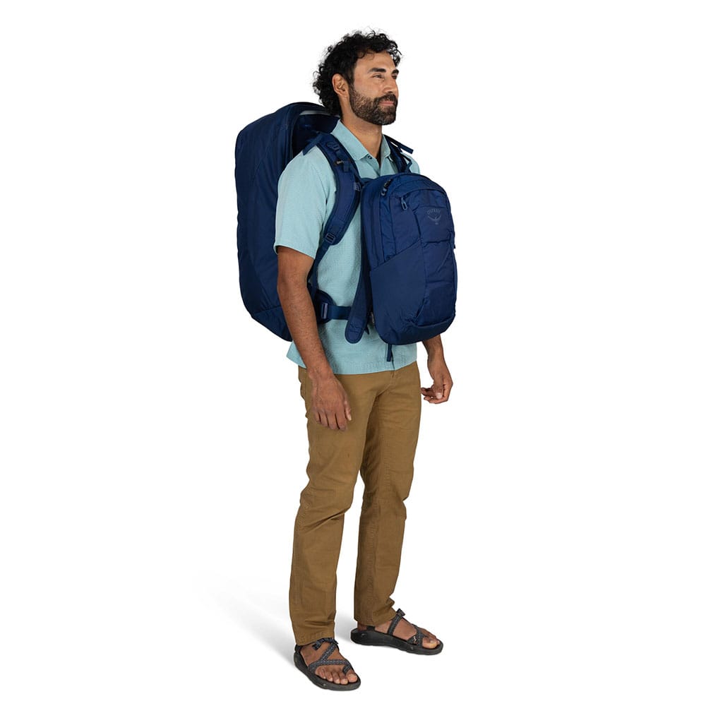 Osprey Farpoint 70 blå på modell
