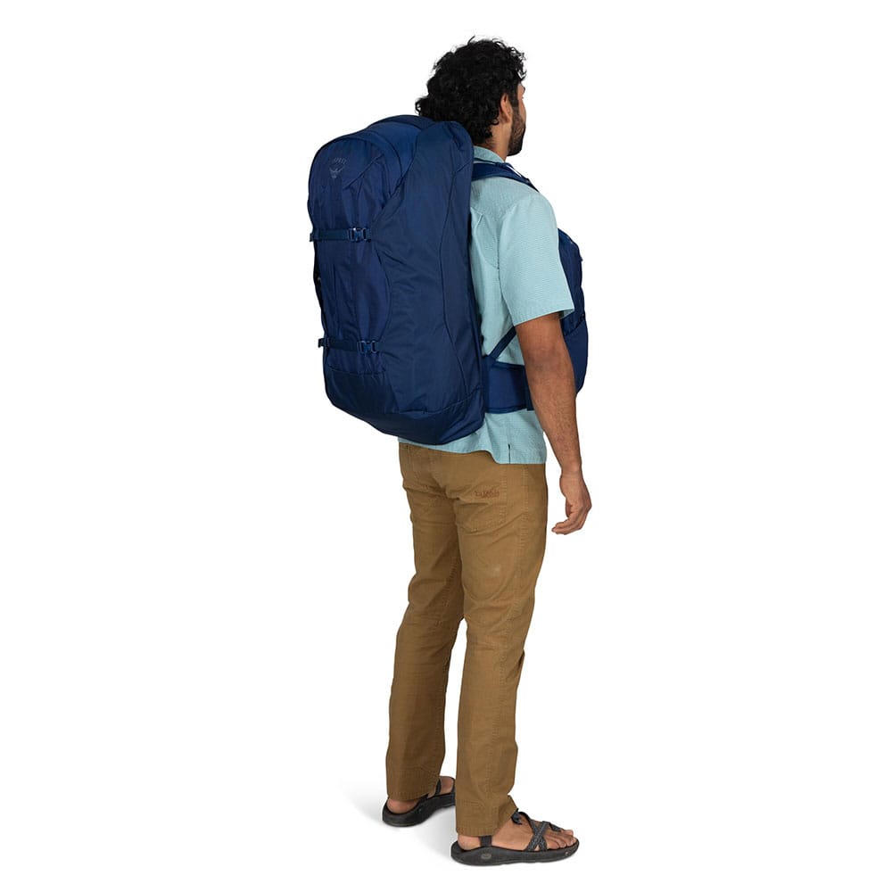 Osprey Farpoint 70 blå på modell