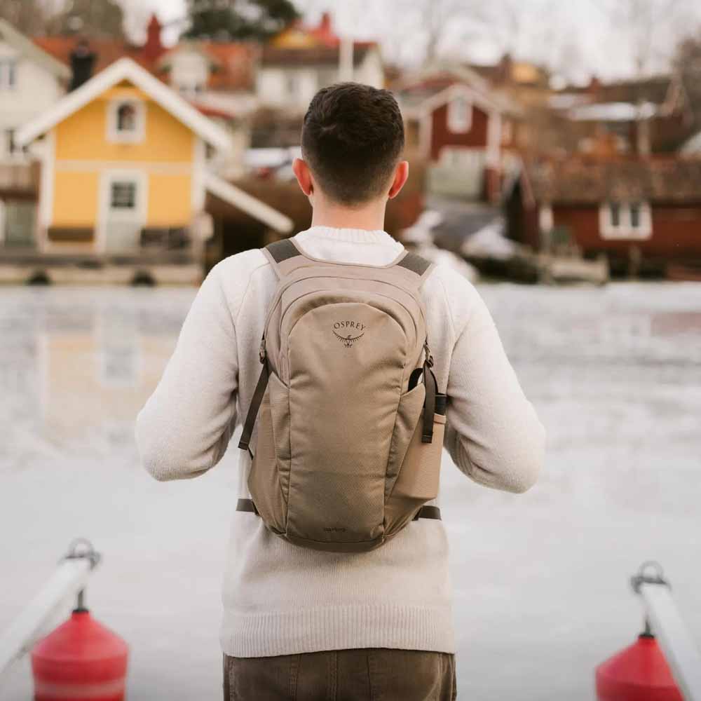 Osprey Daylite 13 L dagsryggsekk (unisex) på en modell