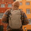 en modell bruker Osprey Daylite 13 L dagsryggsekk (unisex)