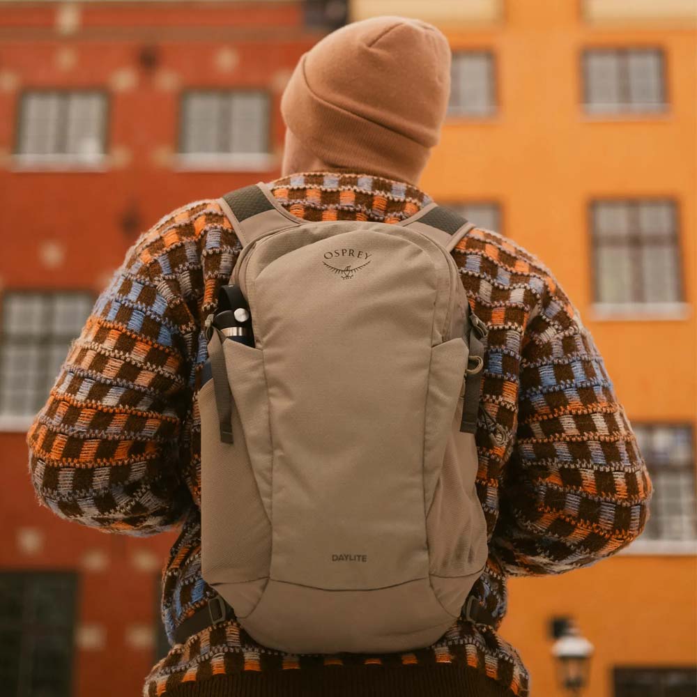 en modell bruker Osprey Daylite 13 L dagsryggsekk (unisex)