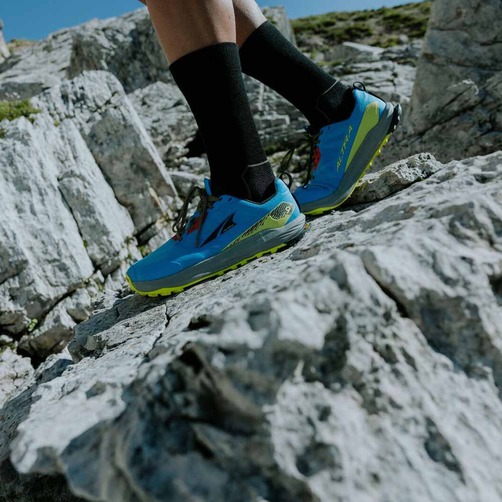 en modell bruker Altra Lone Peak 9+ trailløpesko (herre) på klipper